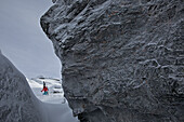 Skifahrerin beim Aufstieg im Tiefschnee, Chandolin, Anniviers, Wallis, Schweiz