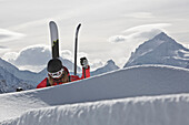 Skifahrerin bei Aufstieg durch Tiefschnee, Chandolin, Anniviers, Wallis, Schweiz