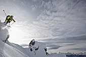 Freerider springt über einen Felsvorsprung, Chandolin, Anniviers, Wallis, Schweiz