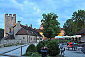 Menschen auf der Burg am Abend, Burghausen, Bayern, Deutschland, Europa