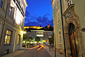Blick auf Stadtplatz mit Burg am Abend, Burghausen, Bayern, Deutschland, Europa