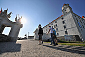 Menschen auf der Burg von Bratislava, Slowakei, Europa