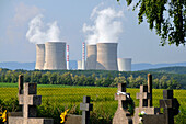 Blick auf Friedhof vor einem Atomkraftwerk, Nitra, West- Slowakei, Europa