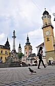 Blick vom SNP-Platz auf Stadtburg und Uhrenturm, Banska Bystrica, West- Slowakei, Europa