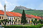 Blick über die Stadt Spisske Podhradie auf die Zipser Burg, Slowakei, Europa