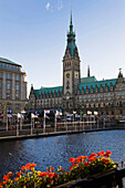 Blick auf Rathaus mit Uhrturm, Hamburg, Deutschland, Europa