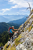 Frau auf Klettersteig auf das Ettaler Mandl am Laberberg in den Ammergauer Alpen, Ettal, Oberbayern, Bayern, Deutschland, Europa