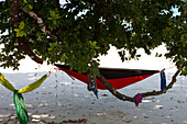 Hängematten und Windspiele aus Korallen in den Bäumen am Hat Mai Ngam Strand, Koh Surin Meeresnationalpark, Andamanensee, Thailand