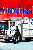 Polizist am Times Square, Manhattan, New York, USA