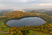 Luftbild des Weinfelder Maars bei Nebel im Herbst, Landkreis Daun, Rheinland Pfalz, Deutschland, Europa