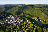 Luftbild der Burgruinen Niederburg und Oberburg Manderscheid im Liesertal, Manderscheid, Eifel, Rheinland Pfalz, Deutschland, Europa
