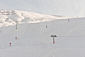Schneekanonen an menschenleerer Skipiste, Serfaus, Tirol, Österreich, Europa
