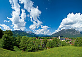 Blick über Garmisch-Partenkirchen auf Zugspitze und Alpspitze, Oberbayern, Bayern, Deutschland