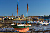 Fischerboote, La Tour Vauban, Notre Dame de Rocamadour, Camaret sur Mer, Halbinsel von Crozon, Finistère, Bretagne, Frankreich, Europa
