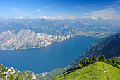 Blick über Gardasee auf Riva und Gardaseeberge, Monte Baldo, Trentino-Südtirol, Italien