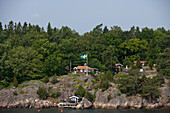 Häuser in den Schären des Stockholmer Schären, nahe Stockholm, Schweden