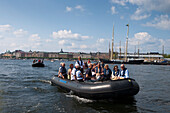Passagiere vom Kreuzfahrtschiff MS Deutschland (das ZDF Traumschiff der Reederei Peter Deilmann) unternehmen eine Bootstour mit Zodiac Schlauchbooten durch die Kanäle der Stadt, Stockholm, Schweden