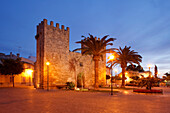 Porta del Moll, historisches Stadtor, 14 Jahrhundert,  Alcudia, Mallorca, Balearen, Spanien, Europa