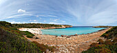 Sandstrand in einer sonnigen Bucht, Cala Varques, Mallorca, Balearen, Spanien, Europa