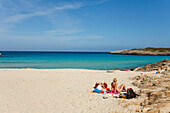 Menschen am Strand im Sonnenlicht, Cala Varques, Mallorca, Balearen, Spanien, Europa