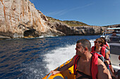 Menschen fahren Speedboot vor der Insel Cabrera, Balearen, Spanien, Europa