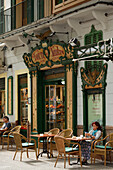 Forn des Teatre, Menschen sitzen vor einem Café, Palma de Mallorca, Mallorca, Balearen, Spanien, Europa