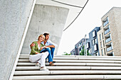 Paar sitzt auf einer Treppe, HafenCity, Hamburg, Deutschland