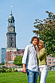 Paar vor Sankt Michaelis Kirche, Hamburg, Deutschland