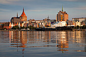 Blick über die Warnow zur Altstadt mit Marienkirche, Rostock, Ostsee, Mecklenburg-Vorpommern, Deutschland, Europa