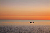 Fischerboot bei Sonnenuntergang, Ostsee, Mecklenburg-Vorpommern, Deutschland, Europa