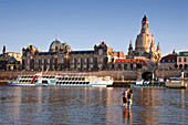Junges Paar im Wasser der Elbe, im Hintergrund die Brühlsche Terrasse und die Frauenkirche, Dresden, Sachsen, Deutschland, Europa