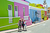 Menschen auf der Strasse im Bo-Kaap Quartier, Kapstadt, Südafrika, Afrika