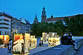 Austellung und Königsschloss Wawel am Abend, Krakau, Polen, Europa