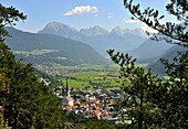 Blick auf Imst mit Himmelfahrtskirche, Oberes Inntal, Tirol, Österreich, Europa