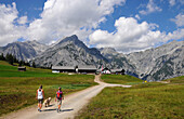 Wanderer auf Walderalm über Wattens im Inntal, Karwendel, Tirol, Österreich, Europa