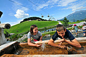 Kinder beim Hexenwasser in Hochsöll, Sölltal, Tirol, Österreich, Europa