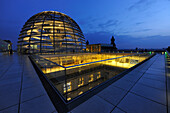 Blick auf die Reichstagskuppel am Abend, Mitte, Berlin, Deutschland, Europa