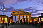 Das beleuchtete Brandenburger Tor im Abendlicht, Pariser Platz, Mitte, Berlin, Deutschland, Europa