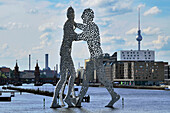 Molecule Man, Metallfigur in der Spree, Friedrichshain, Berlin, Deutschland, Europa