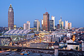 Blick auf das Messegelände und die Frankfurter Skyline, Frankfurt am Main, Hessen, Deutschland, Europa