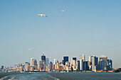 Manhattan Skyline von der Staten Island Ferry aus gesehen, Manhattan, New York, USA, Amerika