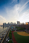 Blick auf Downtown Manhattan von der Manhattan Bridge aus gesehen, Manhattan, New York, USA, Amerika