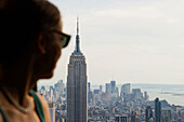 Ältere Frau betrachtet Empire State Building, Rockefeller Center, Manhattan, New York City, New York, USA