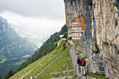 Bergwanderer am Berggasthaus Aescher, Ebenalp, Alpstein, Appenzell Innerrhoden, Schweiz