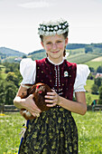 Mädchen mit Huhn in in Schwarzwälder Tracht, Glottertal, Schwarzwald, Baden-Württemberg, Deutschland