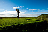 Golfspieler beim Abschlag, Norderney, Ostfriesischen Inseln, Niedersachsen, Deutschland