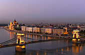 Blick auf die Donau mit Kettenbrücke und Parlament am Abend, Budapest, Ungarn, Europa