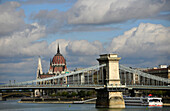Donau, Parlament und Kettenbrücke unter Wolkenhimmel, Budapest, Ungarn, Europa
