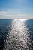 Lange Welle hinterm Kiel von Kreuzfahrtschiff MS Astor (Transocean Kreuzfahrten) während einer Kreuzfahrt durch die Ostsee, nahe Dänemark, Europa