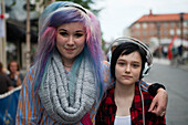 Portrait von zwei Teenagern, die sich sicherlich darauf freuen, dass Umea in 2014 Europäische Kulturhauptstadt wird, Umea, Västerbotten, Schweden, Europa